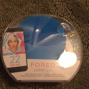 Foreo LUNA food facial cleansing brush.
